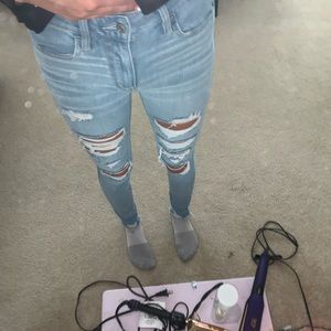 American eagle light washed ripped skinny jeans